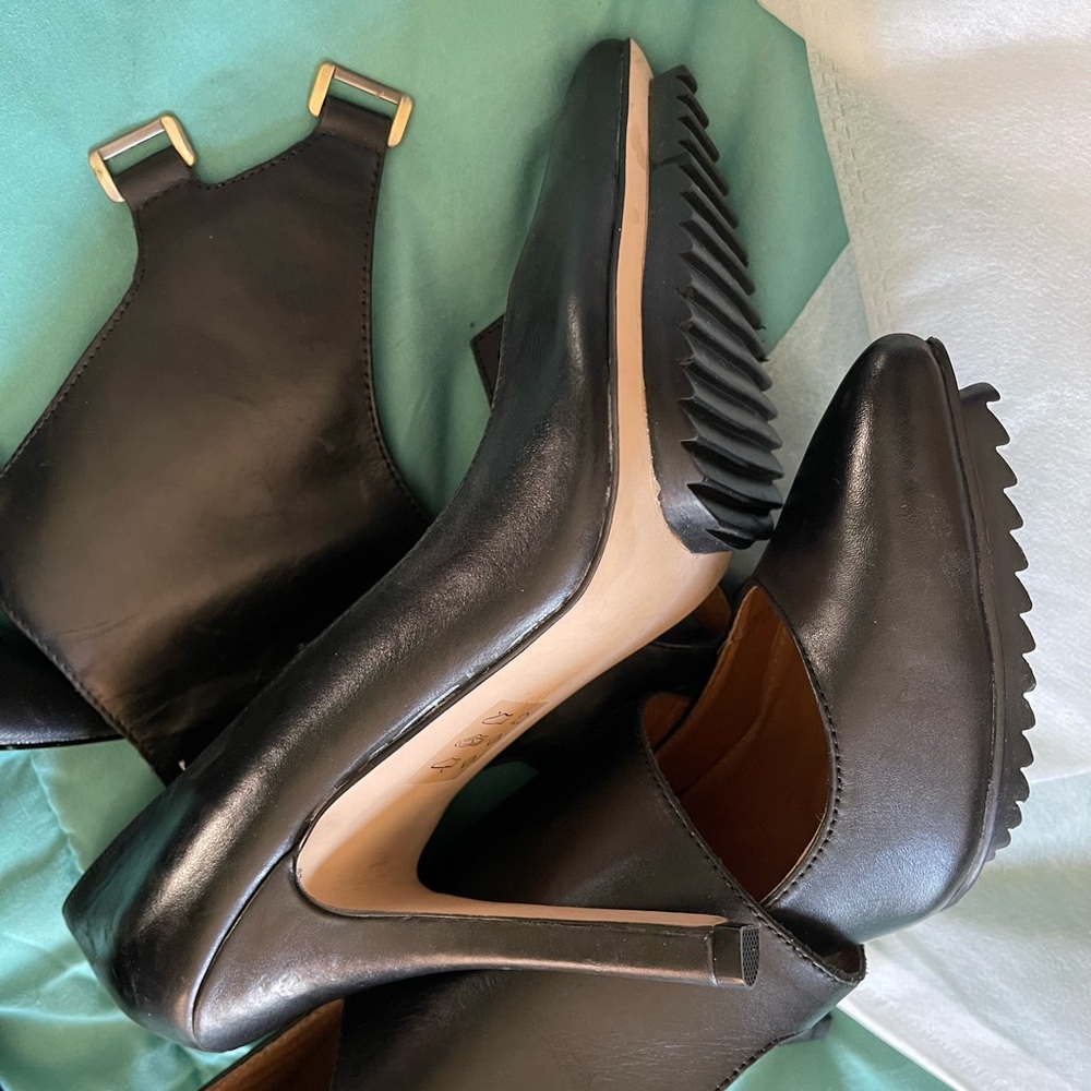 Black Heeled Shoes with Chunky Sole and Elastic Panels
